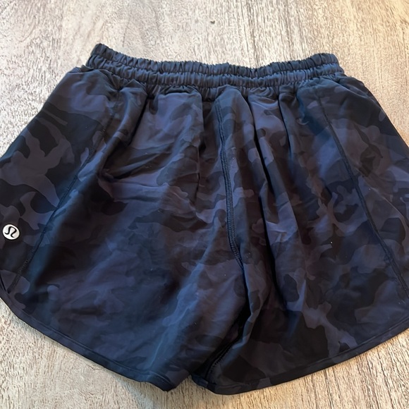Lululemon Shorts Size 2 tall - Picture 3 of 3